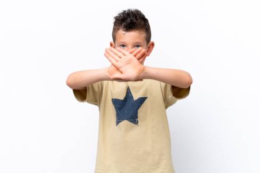 Beyaz arka planda izole edilmiş küçük beyaz çocuk bir hareketi durdurmak için eliyle jest yapıyor.