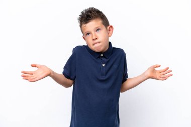 Beyaz arka planda izole edilmiş beyaz çocuk ellerini kaldırırken şüpheleri vardı.