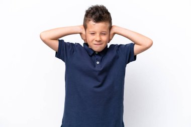 Beyaz arka planda izole edilmiş küçük beyaz çocuk hayal kırıklığına uğramış ve kulaklarını kapatmış.