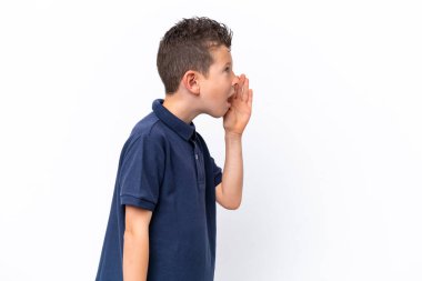 Beyaz arka planda izole edilmiş beyaz çocuk ağzı sonuna kadar açık bağırıyor.