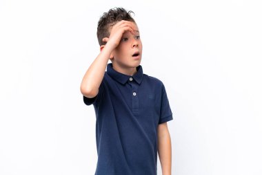 Beyaz arka planda izole edilmiş küçük beyaz çocuk yan tarafa bakarken sürpriz jest yapıyor.