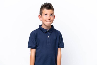 Beyaz arka planda izole edilmiş küçük beyaz çocuk yukarı bakarken şüpheleri var.