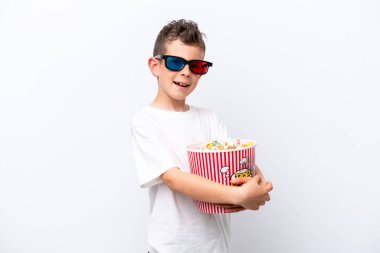 Beyaz arka planda üç boyutlu gözlüklü ve elinde koca bir kova patlamış mısır tutan beyaz tenli bir çocuk.