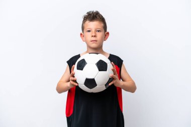 Beyaz arka planda, futbol topuyla izole edilmiş küçük beyaz çocuk.