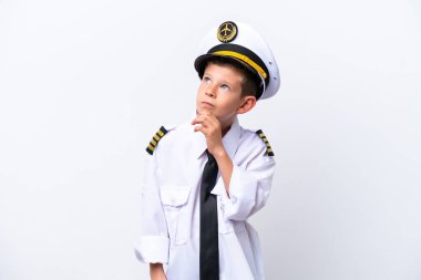 Küçük pilot çocuk beyaz arka planda izole edilmiş ve yukarı bakıyor.