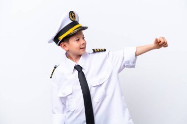 Küçük pilot çocuk beyaz arka planda izole edilmiş bir şekilde baş parmak hareketi yapıyor.