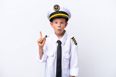 Küçük pilot çocuk beyaz arka planda izole edildi. Çözümü bulmak için parmağını kaldırdı.