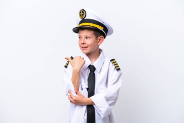 Beyaz arka planda izole edilmiş küçük uçak pilotu bir ürünü sunmak için kenarı işaret ediyor.