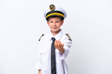 Küçük pilot çocuk, beyaz arka planda izole edilmiş, bizimle gelmesi için davet ediliyor. Gelmene sevindim.