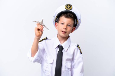 Küçük pilot çocuk beyaz arka planda izole edilmiş.