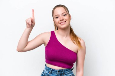 Beyaz arka planda izole edilmiş genç beyaz kız harika bir fikre işaret ediyor.