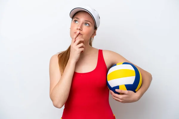 Joven Mujer Caucásica Jugando Voleibol Aislado Sobre Fondo Blanco Teniendo —  Fotos de Stock