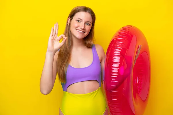 Young Caucasian Woman Holding Air Mattress Isolated Yellow Background Showing — ストック写真