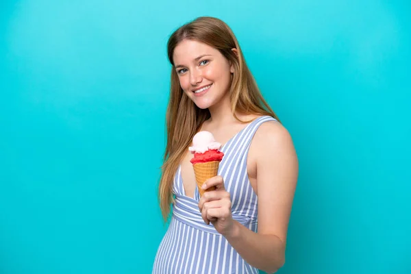 Giovane Donna Caucasica Costume Bagno Mangiare Gelato Isolato Sfondo Blu — Foto Stock