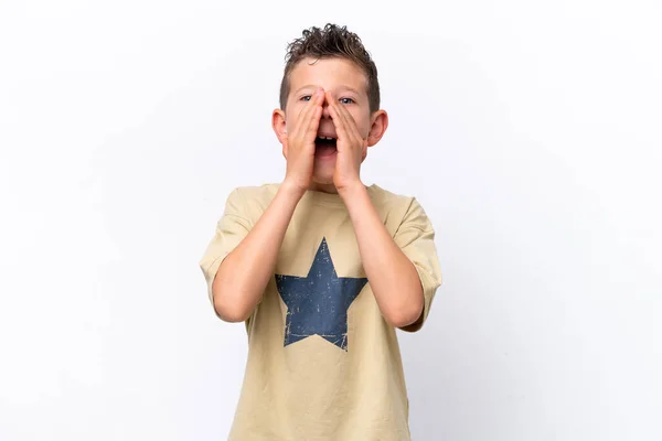 Pequeño Chico Caucásico Aislado Sobre Fondo Blanco Gritando Anunciando Algo —  Fotos de Stock