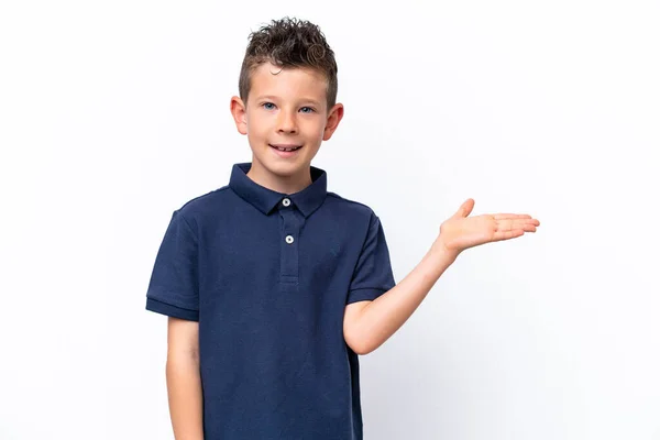 一个被隔离在白色背景上的高加索小男孩 手掌上握着一个想象的复制空间 插入一个广告 — 图库照片
