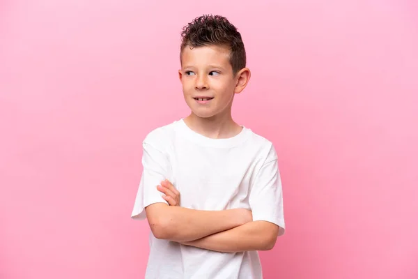 Kleine Blanke Jongen Geïsoleerd Roze Achtergrond Zoek Naar Zijkant — Stockfoto