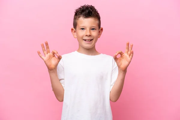 Kleine Blanke Jongen Geïsoleerd Roze Achtergrond Tonen Teken Met Twee — Stockfoto