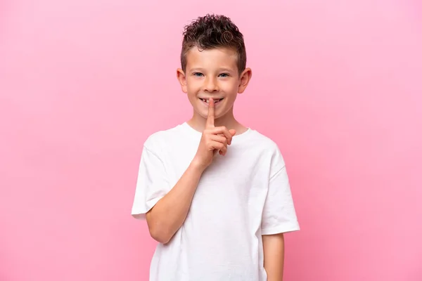 Kleine Blanke Jongen Geïsoleerd Roze Achtergrond Met Een Teken Van — Stockfoto