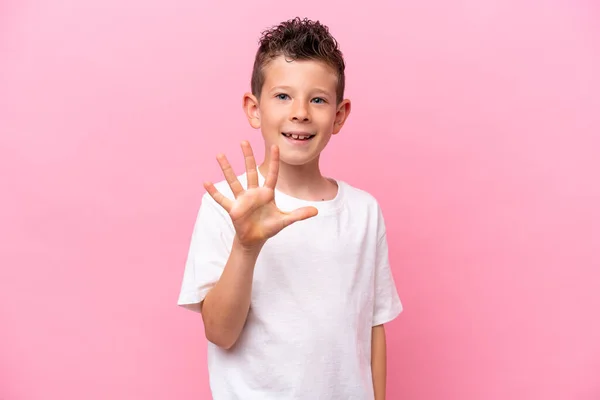 Little Caucasian Boy Isolated Pink Background Counting Five Fingers — 图库照片