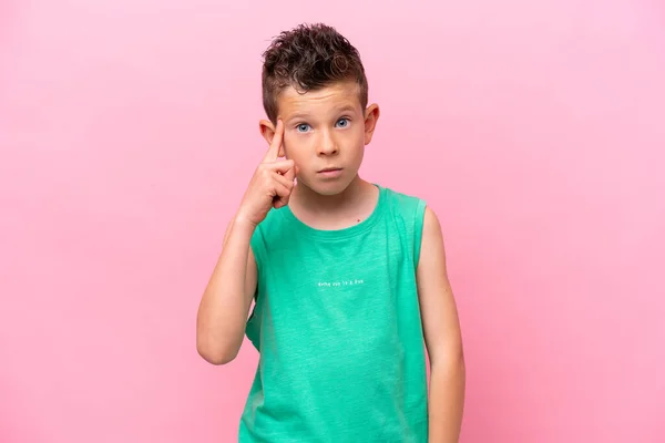 Μικρό Καυκάσιο Αγόρι Απομονωμένο Ροζ Φόντο Σκεπτόμενο Μια Ιδέα — Φωτογραφία Αρχείου