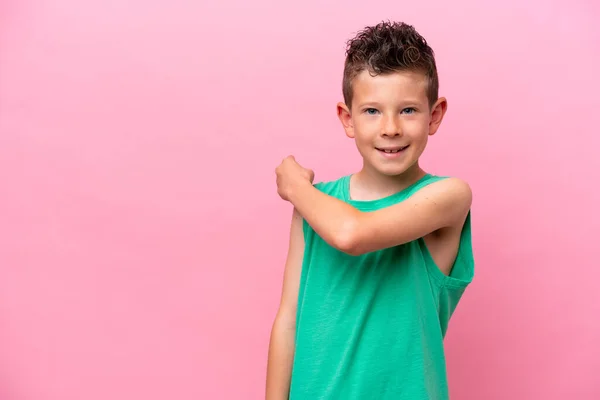 Little Caucasian Boy Isolated Pink Background Pointing Back — Stockfoto