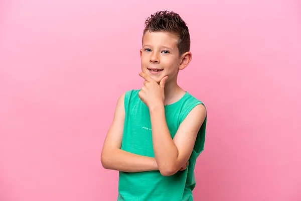 Little Caucasian Jongen Geïsoleerd Roze Achtergrond Gelukkig Glimlachend — Stockfoto