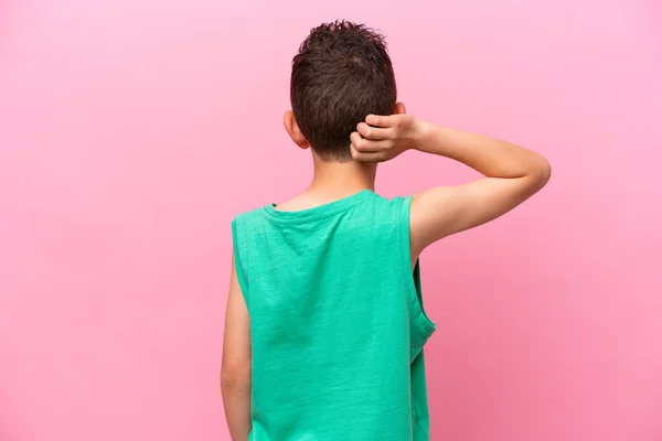 一个被粉色背景隔离的高加索小男孩 背对着自己的位置和想法 — 图库照片