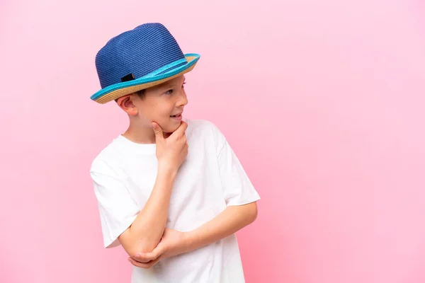 Menino Caucasiano Usando Chapéu Isolado Fundo Rosa Olhando Lado — Fotografia de Stock