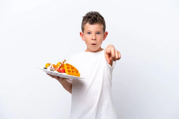 Beyaz Arka Planda Izole Edilmiş Waffle Tutan Küçük Beyaz Çocuk — Stok fotoğraf