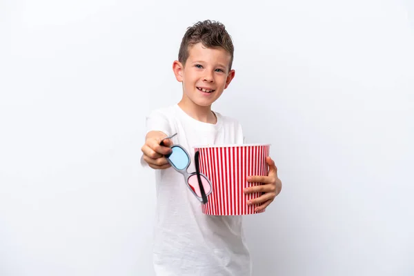 一个带着3D眼镜 拿着一大桶爆米花的白人小男孩被隔离在白色的背景下 — 图库照片