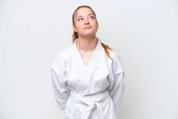 Joven Chica Caucásica Haciendo Karate Aislado Sobre Fondo Blanco Mirando — Foto de Stock