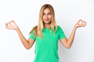 Sarışın Uruguaylı kız zen pozunda beyaz arka planda izole edilmiş.