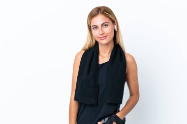 Sarışın Uruguaylı sporcu kız beyaz arka planda yalnız gülüyor.