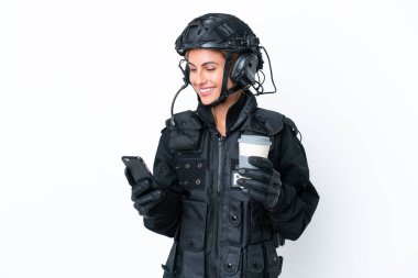 Özel Tim 'in beyaz arka planda izole edilmiş beyaz kadın elinde kahve ve cep telefonu var.