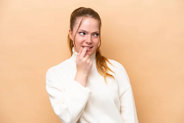 Mujer Joven Caucásica Aislada Sobre Fondo Beige Nerviosa Asustada — Foto de Stock