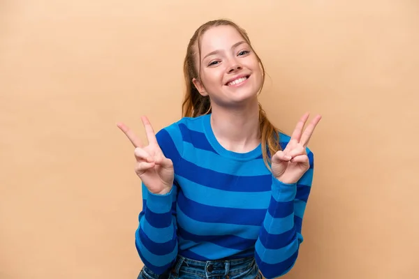 Young Caucasian Woman Isolated Beige Background Smiling Showing Victory Sign — Stock Photo, Image