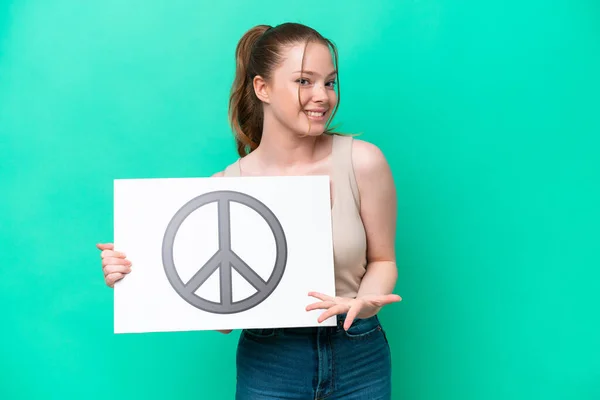 Mulher Caucasiana Jovem Isolado Fundo Verde Segurando Cartaz Com Símbolo — Fotografia de Stock