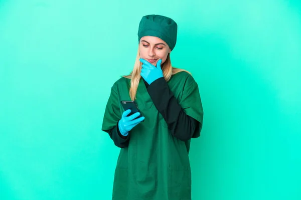 Young Surgeon Uruguayan Woman Green Uniform Isolated Blue Background Thinking — Stockfoto