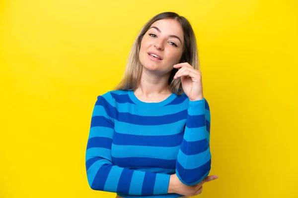 Mladý Rumunský Žena Izolovaný Žlutém Pozadí Smích — Stock fotografie