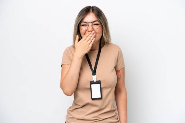 Beyaz arka planda izole edilmiş Romen kimliği olan genç bir kadın mutlu ve gülümsüyor.