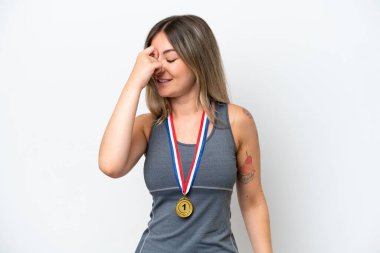 Beyaz arka planda madalyalı genç Romen kadın kahkahalar atıyor