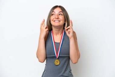 Madalyaları olan genç Romen kadın beyaz arka planda izole edilmiş ve şans diliyor.