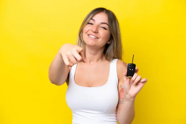 Young Woman Holding Car Keys Isolated Yellow Background Points Finger — Stockfoto