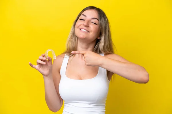 Young Rumanian Woman Holding Envisaging Isolated Yellow Background Pointing — 图库照片