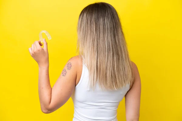Mladá Rumunská Žena Drží Představy Izolované Žlutém Pozadí Zadní Poloze — Stock fotografie