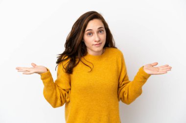 Beyaz arka planda izole edilmiş genç beyaz kadın ellerini kaldırırken şüpheleri var.