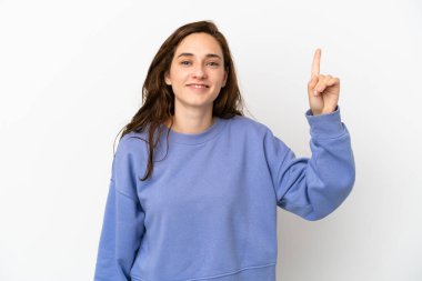 Beyaz arka planda izole edilmiş beyaz bir kadın harika bir fikre işaret ediyor.