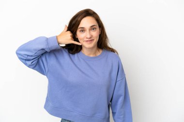 Beyaz arka planda izole edilmiş beyaz bir kadın telefon jesti yapıyor. Bana geri dönüş işareti ver.