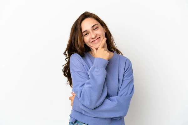 Beyaz Arka Planda Izole Edilmiş Genç Beyaz Kadın Mutlu Gülümsüyor — Stok fotoğraf